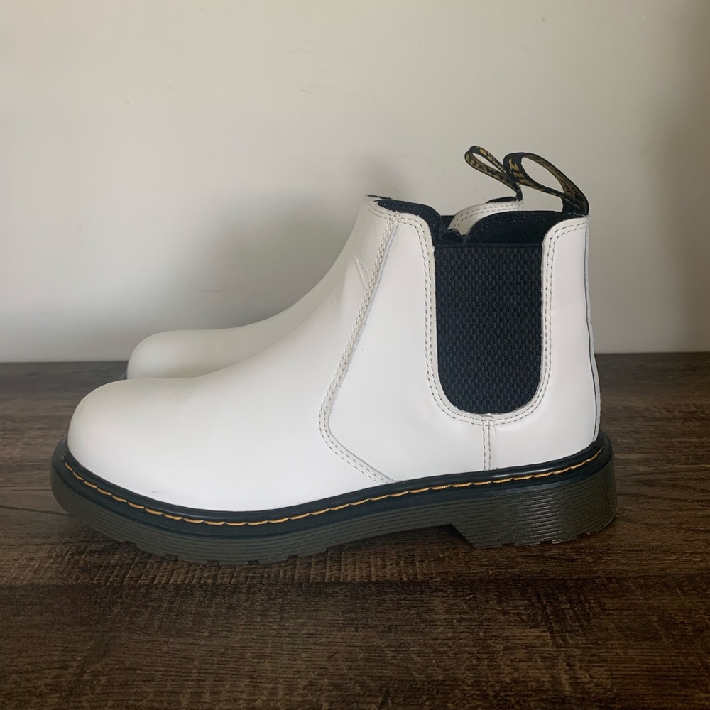 Dr. Martens 2976 Women’s Size 6 White Leather Pull On Chelsea Boots Casual
